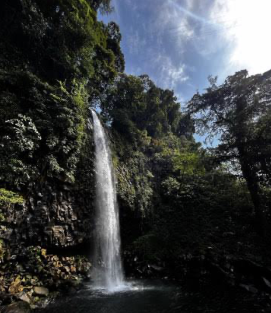 Stop bij de Anai Valley waterval